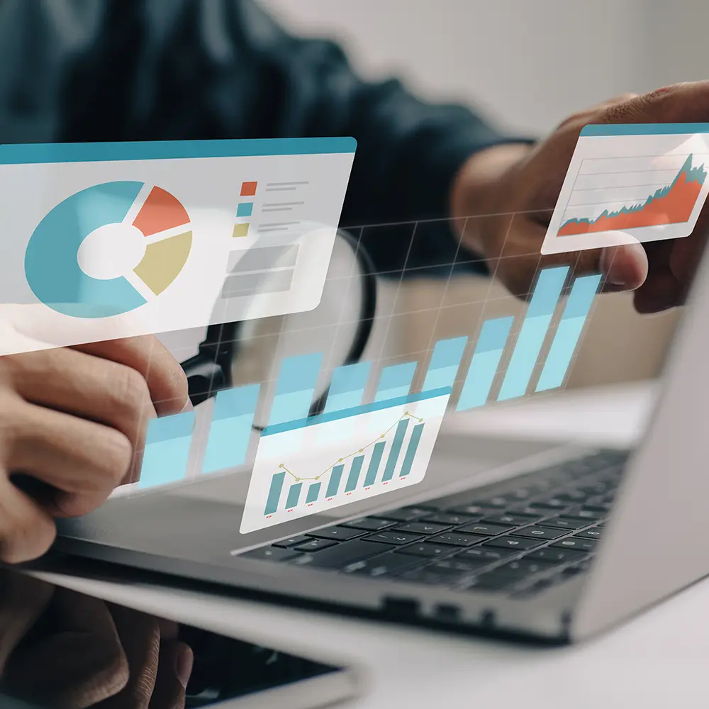 Geschäftsleute, die an einem Bildschirmdiagramm arbeiten, während sie statistische Analysen und Datenanalysen für Unternehmensfinanzierung und Investitionsideen durchführen.